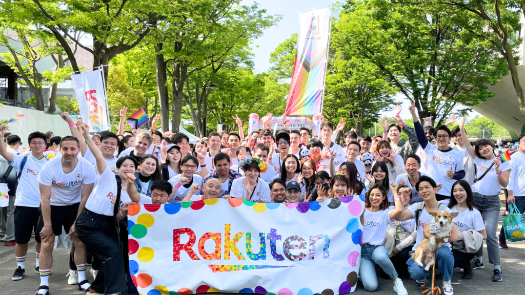 東京レインボープライド2023のパレードに参加した際の楽天グループの集合写真 Picture of parade participants gathered together at Tokyo Rainbow Pride 2023