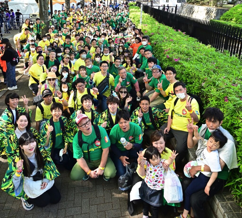 東京レインボープライドに参加した従業員の集合写真